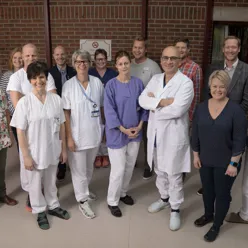 Flere ansatte ved Betanien sykehus er oppstilt til billedtaking i forbindelse med  brukermedvirkning.