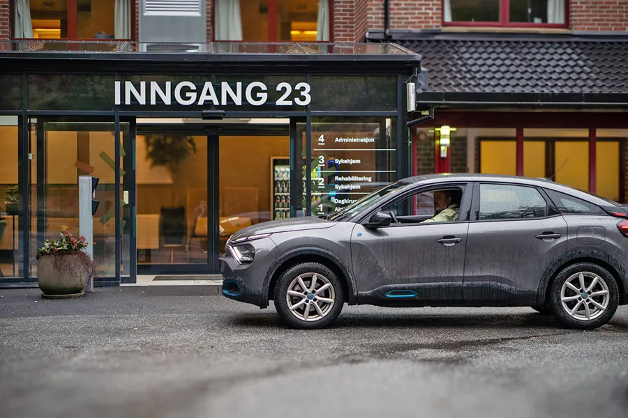 En bil parkert utenfor en bygning