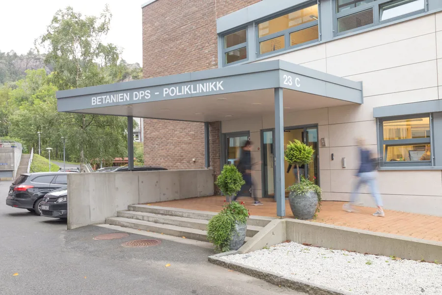 Inngangspartiet til den allmennpsykiatriske poliklinikken ved Betanien DPS. Foto: Nils Olav Mevatne.