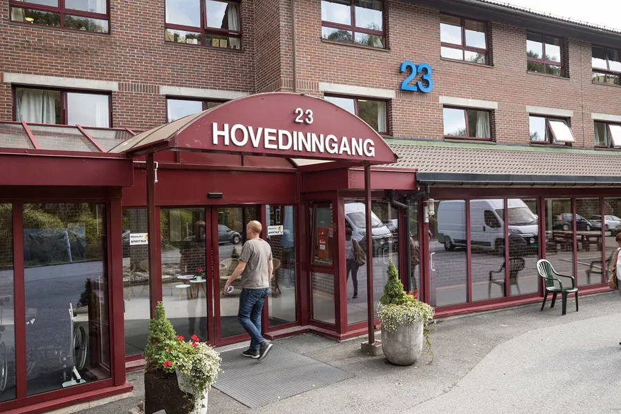 Hovedinngangen til Vestlundveien 23. Foto: Nils Olav Mevatne.