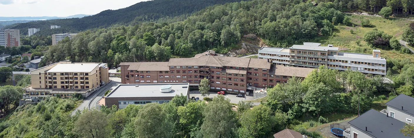 En stor bygning omgitt av trær